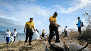 Peduli Lingkungan dan Konservasi, HUT PT GEB Ke-21 dan “Road To HKAN tahun 2024 ” Diisi Bersih Pantai Prapat Agung
